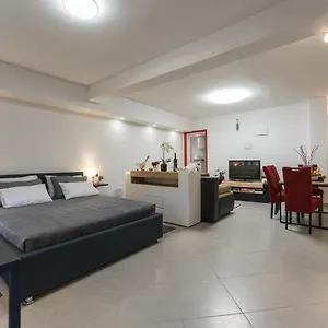studio-apartman-mirakul.hotelinzadar.com/
